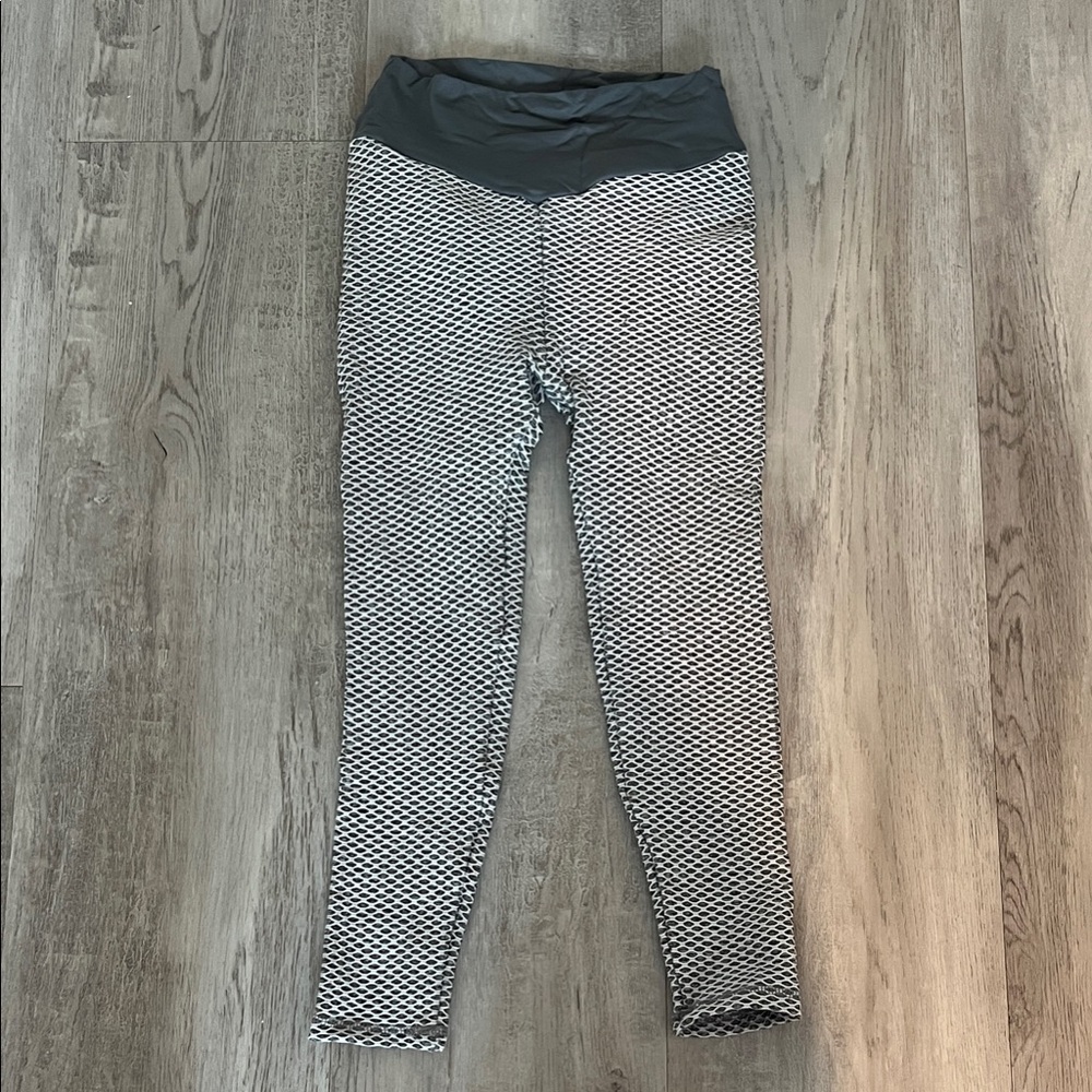 Amazon Women's Grey and White Patterned Scrunch Leggings